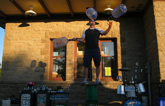 Jonny juggles jugs.